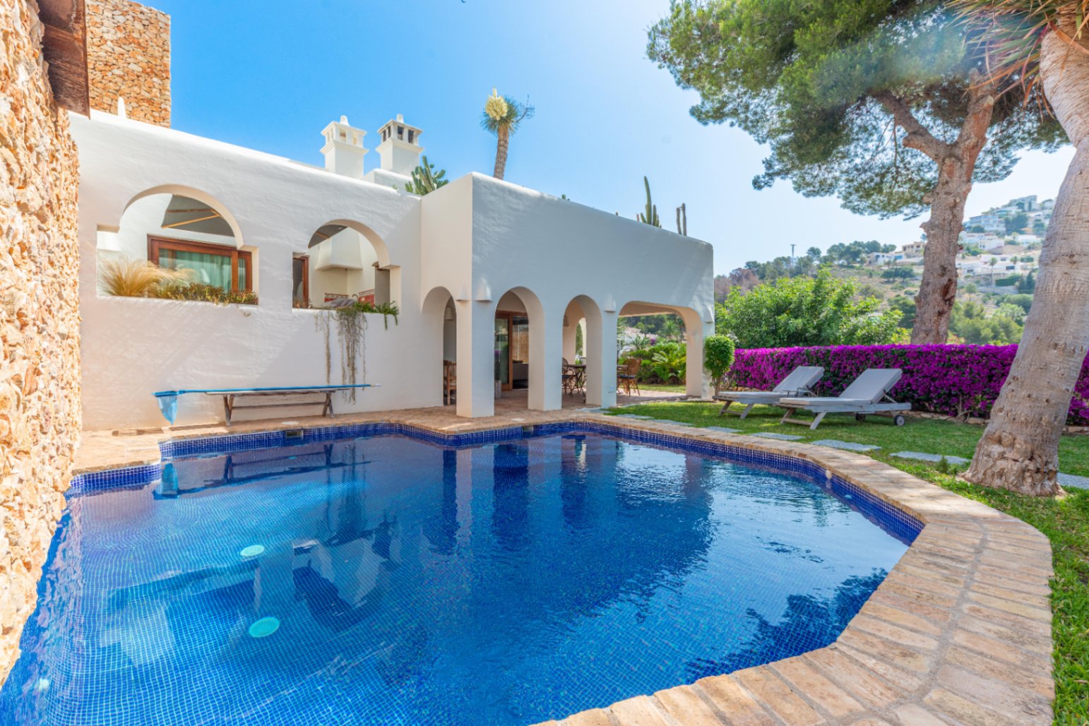 4125N - Villa con vistas al mar en estilo ibicenco en el Portet in Moraira cerca de la playa en venta