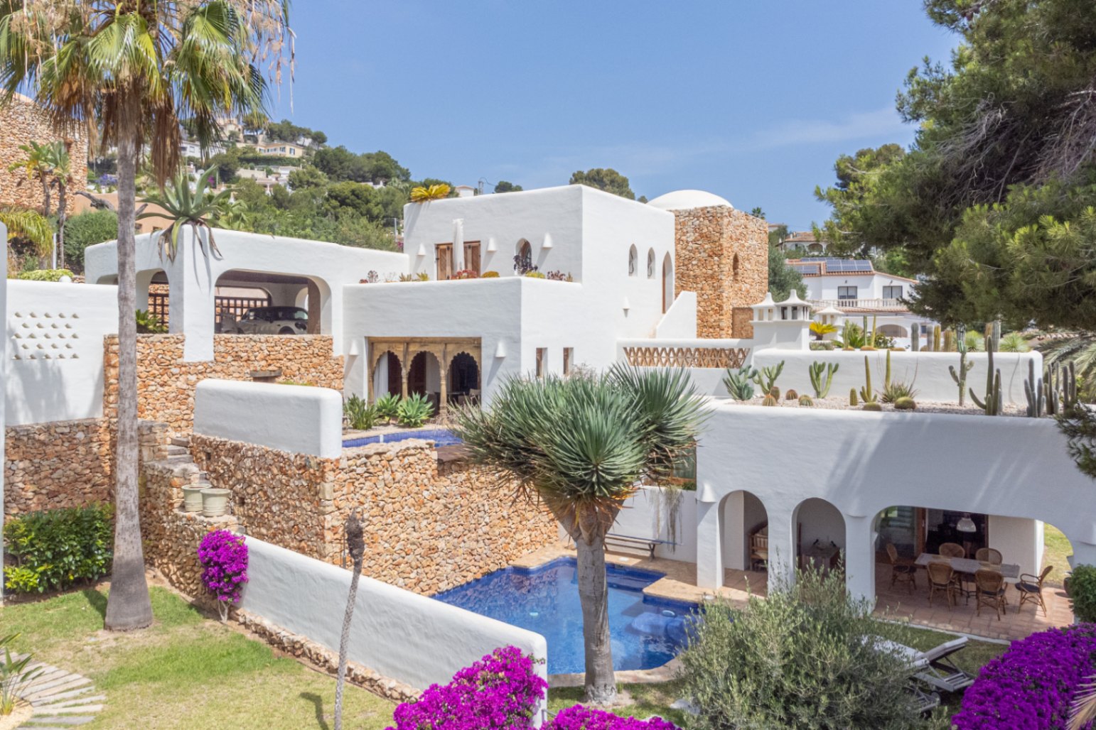 4125N - Villa con vistas al mar en estilo ibicenco en el Portet in Moraira cerca de la playa en venta