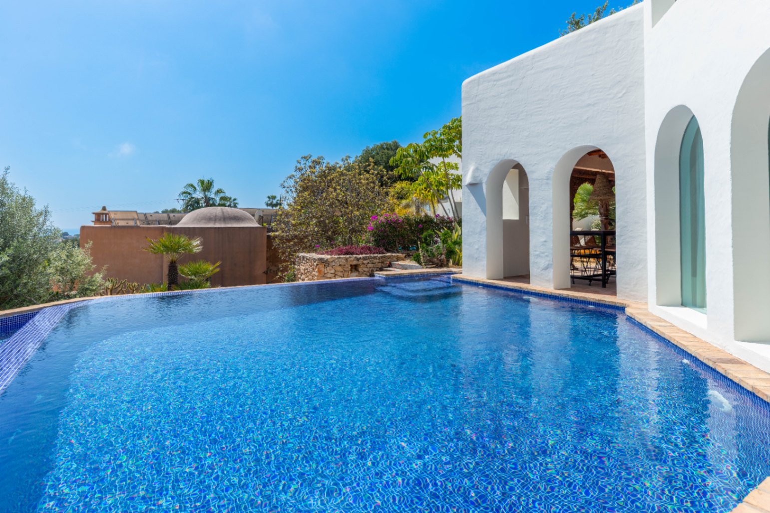 4134N - Villa im Ibiza Stil mit Meerblick zu kaufen in Moraira
