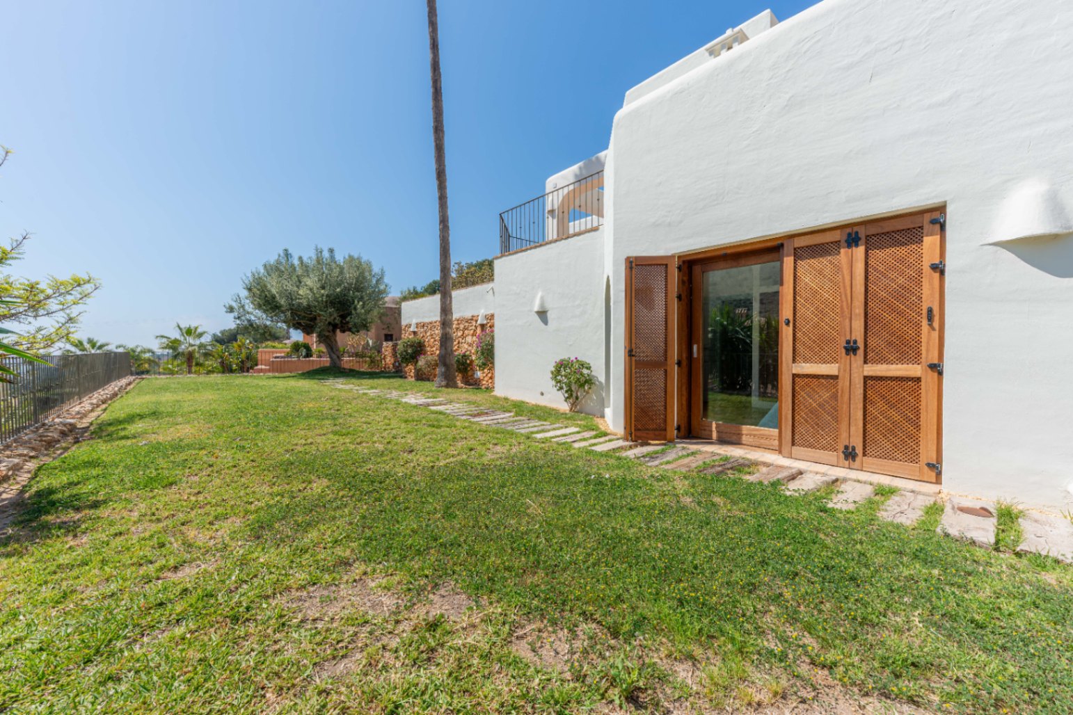 4134N - Villa im Ibiza Stil mit Meerblick zu kaufen in Moraira