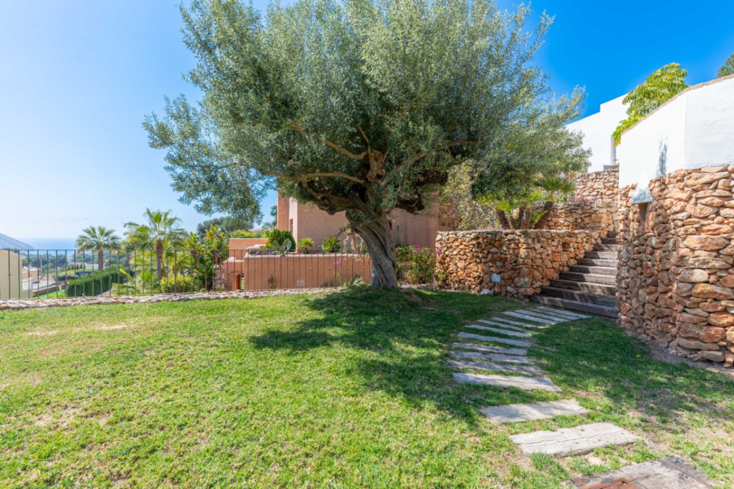 4134N - Villa im Ibiza Stil mit Meerblick zu kaufen in Moraira